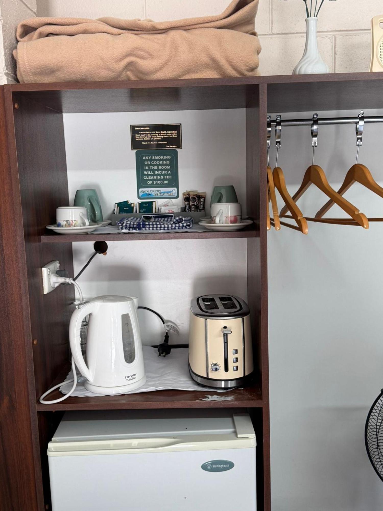 קומה Alpine Country Motel Plus Free Coffee מראה חיצוני תמונה